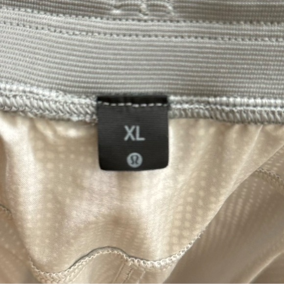 Lululemon T.H.E. Short Linerless 9" in Light Grey Men’s XL - Picture 6 of 7